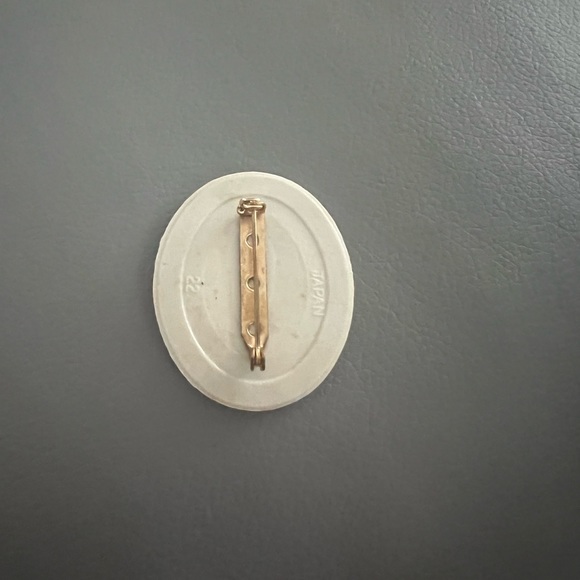 Vintage Hand Painted Porcelain White Orange Green Floral Scene Brooch Japan - Picture 3 of 10